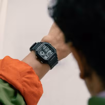 Casio AE-1200WH-1A — вид сбоку